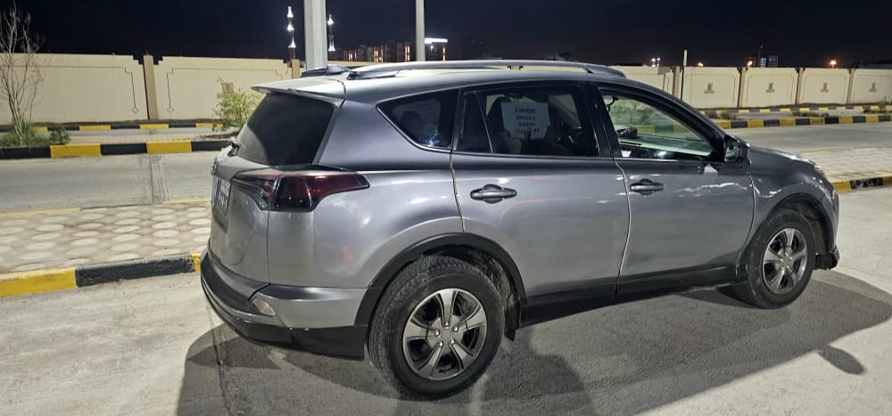 Toyota RAV4 SUV gris