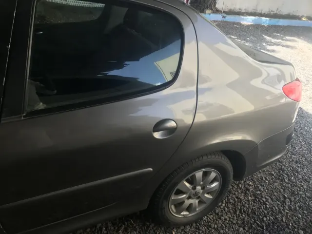Peugeot 207 compa