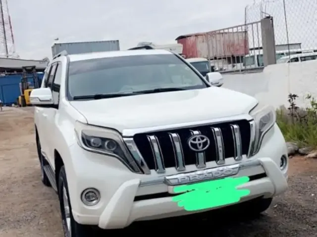 TOYOTA PRADO V8 - photo 2 sur 3