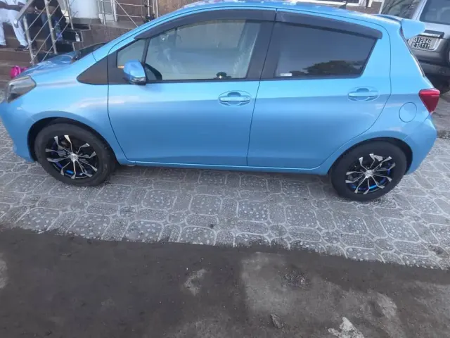 À vendre  TOYOTA VITZ année 2017 très bon état importé à Dubaï jamais roulé en ville.