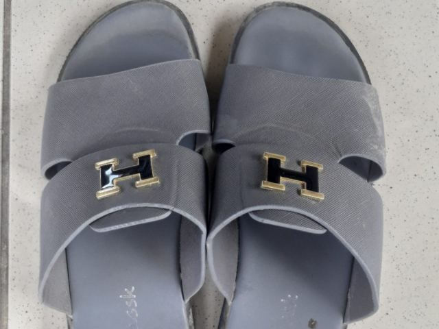 Sandales homme grises à boucle dorée
