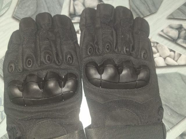 Gants tactiques et serviette microfibre - photo 2 sur 3