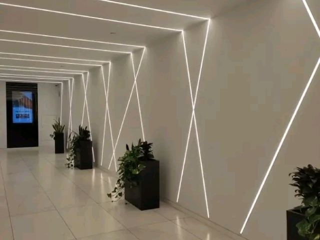 Éclairage linéaire LED encastré pour murs et plafonds