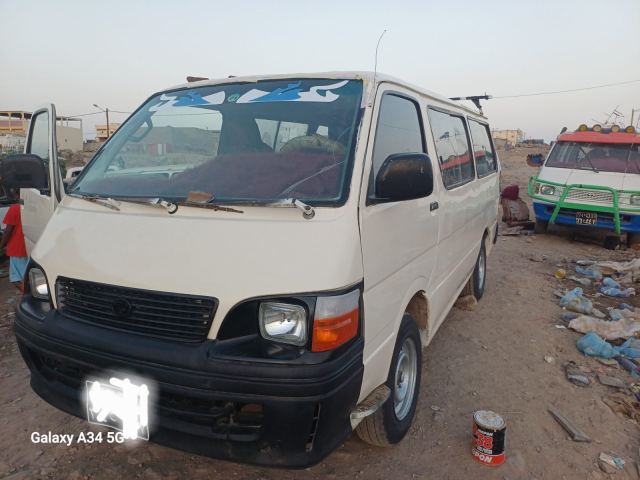 Toyota Hiace minibus blanc, boîte manuelle - photo 8 sur 8