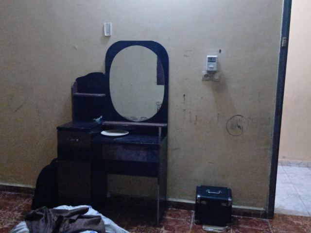 Chambre à coucher complète : lit, armoire, coiffeuse