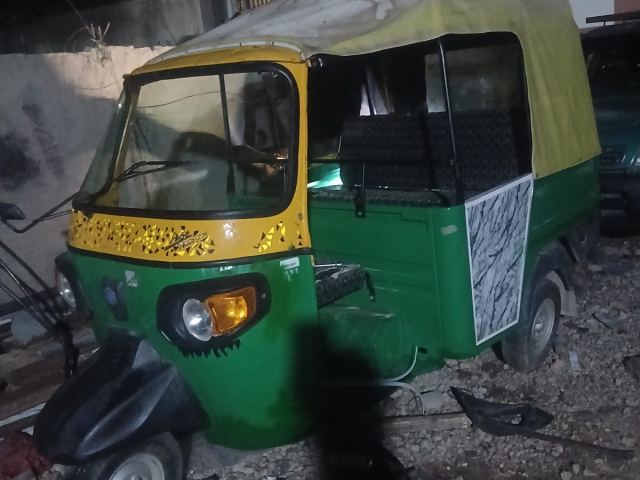 Tuk-tuk 3 roues vert et jaune