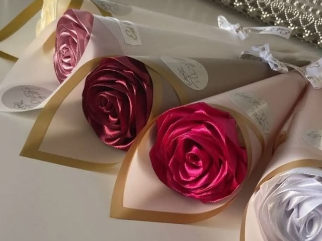 Roses en satin faites main, emballage cadeau