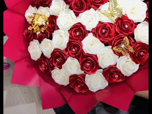Roses en satin faites main, emballage cadeau - photo 2 sur 2