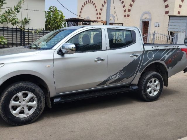 Mitsubishi L200 pick-up double cabine gris