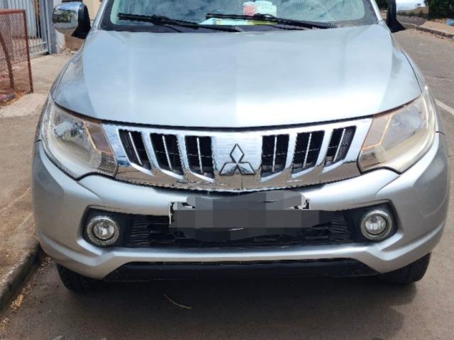 Mitsubishi L200 pick-up double cabine gris - photo 3 sur 7