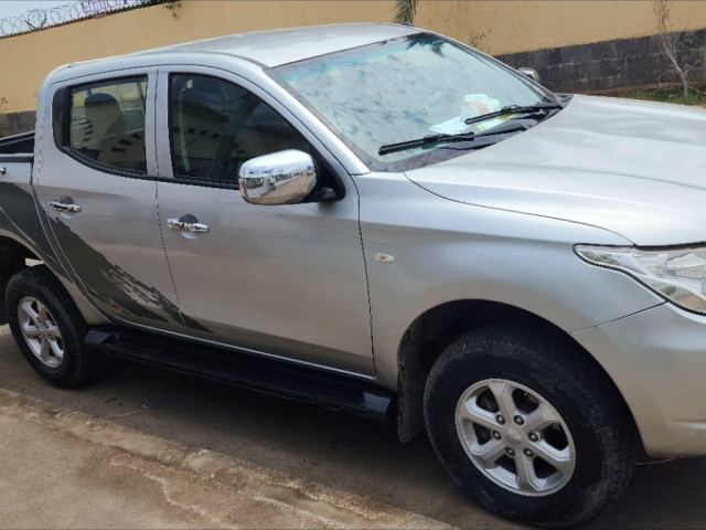 Mitsubishi L200 pick-up double cabine gris - photo 5 sur 7