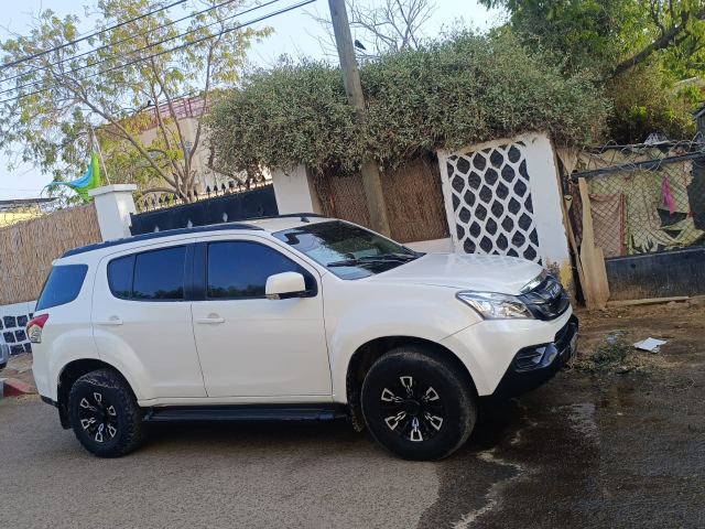 Isuzu MU-X SUV blanc