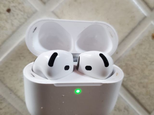 Écouteurs sans fil Apple AirPods avec boîtier de charge