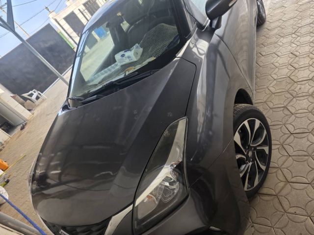 Berline compacte grise 5 portes
