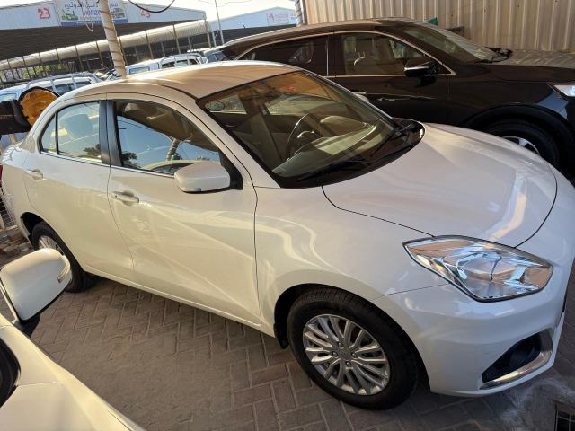 Suzuki Dzire berline blanche