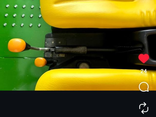 John Deere Gator utilitaire avec benne basculante - photo 2 sur 8