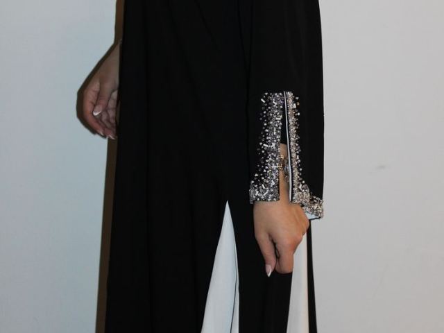 Abaya noire à manches brodées de strass