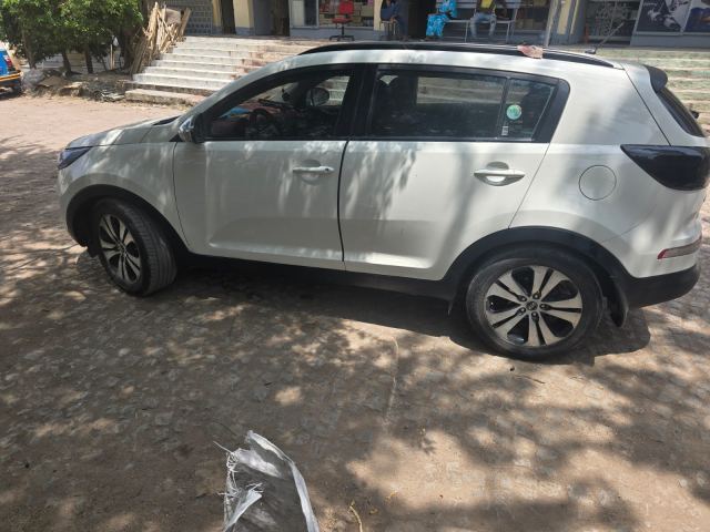 Kia Sportage SUV blanc - photo 7 sur 8