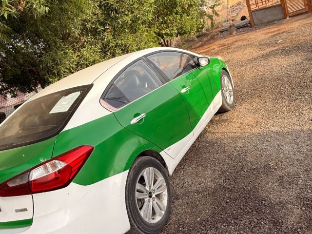 Kia k3 2015 berline verte et blanche à vendre - photo 4 sur 7